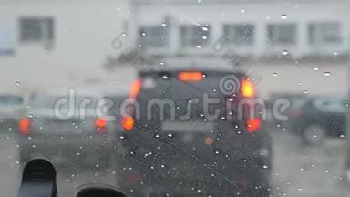 汽车雨刷擦去挡风<strong>玻璃</strong>上的<strong>雨水</strong>。从汽车的挡风<strong>玻璃</strong>看。